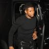 Usher também chegou mostrando o estilo, todo de preto e com um tênis vermelho