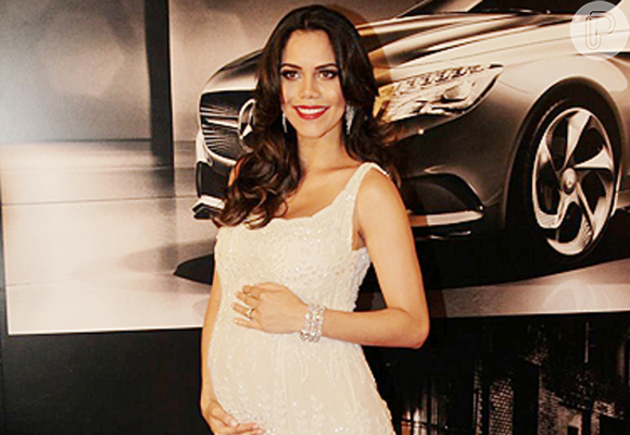 Daniela Albuquerque exibindo o barrigão da 1ª gravidez