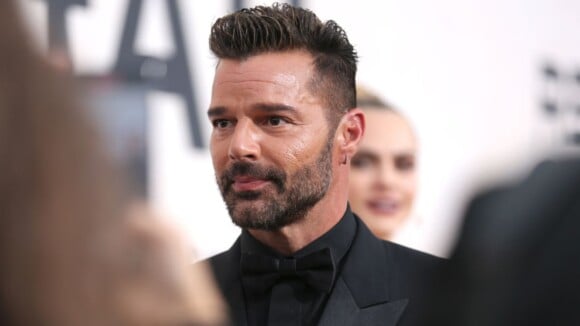 Ricky Martin é acusado de perseguir suposto amante e tem ordem de restrição aberta por violência doméstica. Entenda!