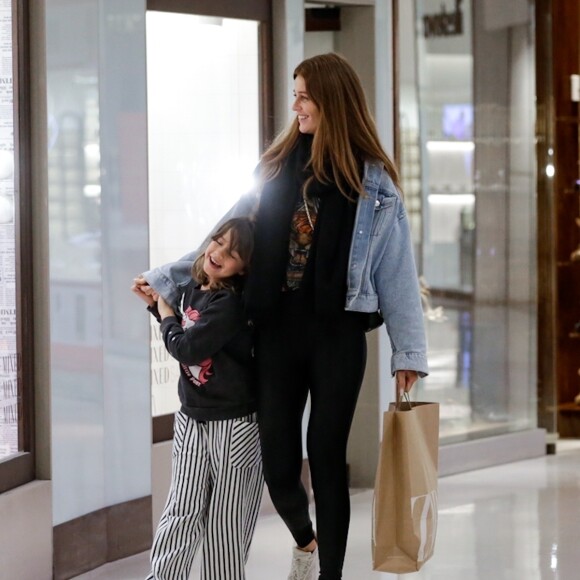 Liz, filha de Pedro Scooby e Luana Piovani, se mostrou bastante à vontade no passeio com Cintia Dicker