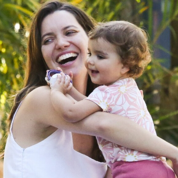 Filha de Nathalia Dill roubou a cena em passeio com a atriz no Rio de Janeiro