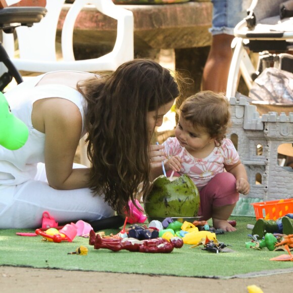 Eva, de 1 ano, dividiu uma água de coco com a mãe artista