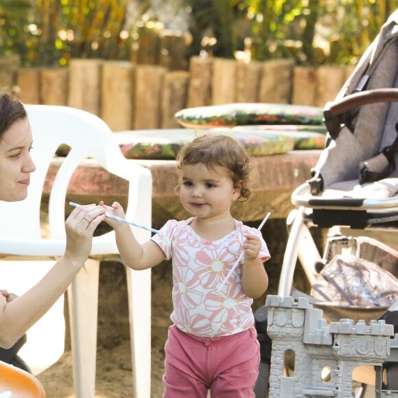 Filha de Nathalia Dill apareceu sorridente e se divertindo com brinquedos