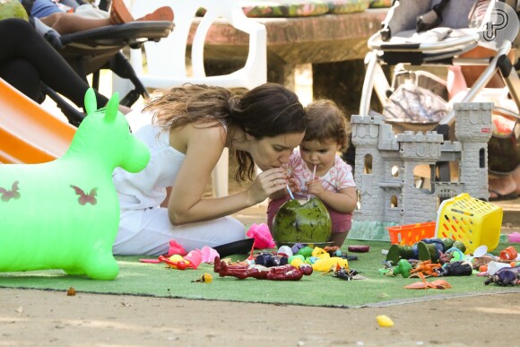 Nathalia Dill protagonizou momentos de fofura com a filha