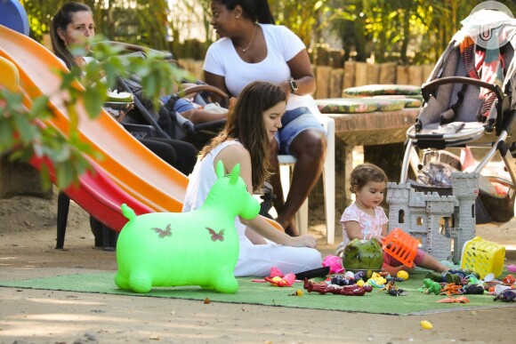 Filha de Nathalia Dill esbanjou fofura parque com a mãe