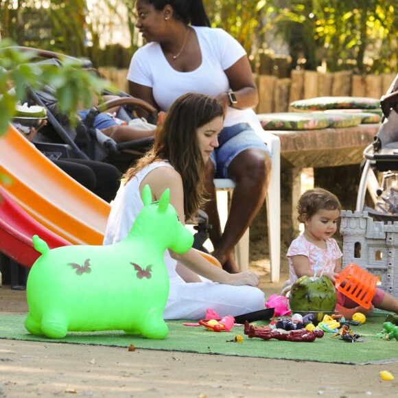 Filha de Nathalia Dill esbanjou fofura parque com a mãe
