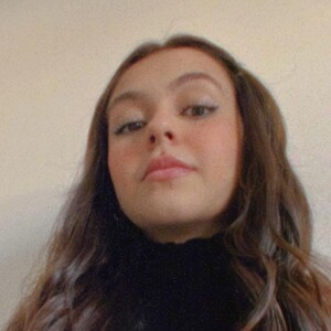 Klara Castanho dá vida a Angela, filha de Reynaldo Gianecchini em 'Bom Dia, Verônica'