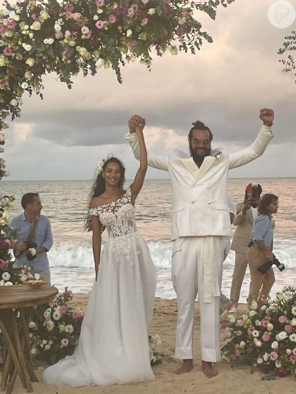 Modelo Lais Ribeiro e astro do basquete Joakim Noah se casaram em Trancoso, na Bahia