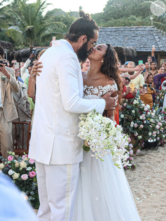 Vestido de noiva de Lais Ribeiro para casamento na praia era romântico e delicado