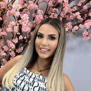 Deolane Bezerra pede carros apreendidos à Justiça