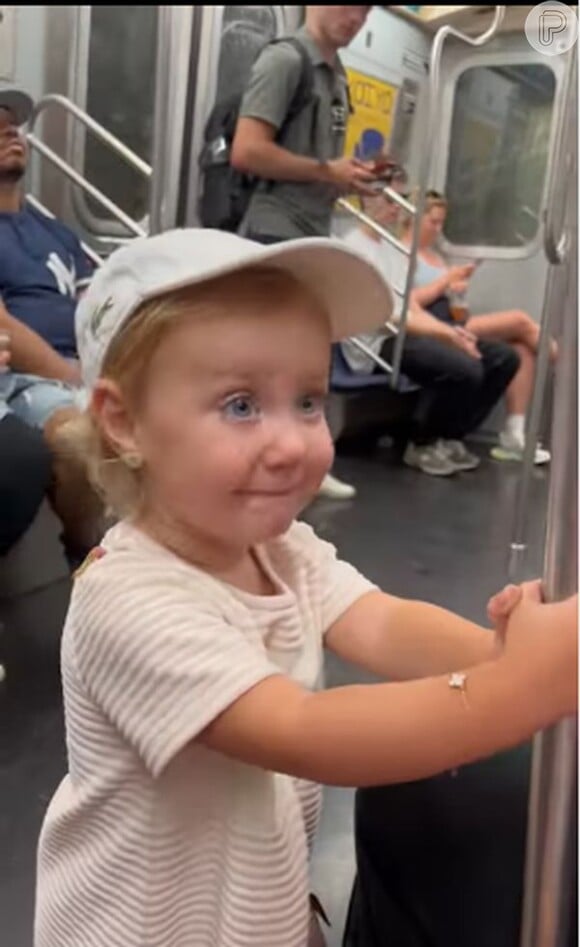 Ana Paula Siebert mostrou a filha com Roberto Justus andando em pé no metrô