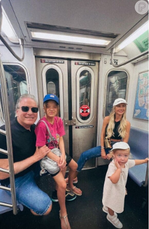 A família de Roberto Justus no metrô de Nova York, nos EUA