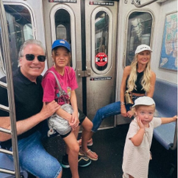 A família de Roberto Justus no metrô de Nova York, nos EUA