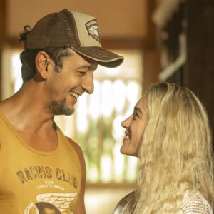 Érica (Marcela Fetter) e José Lucas de Nada (Irandhir Santos) fazem sexo na novela 'Pantanal'