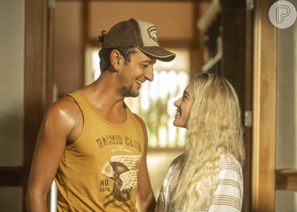 Érica (Marcela Fetter) e José Lucas de Nada (Irandhir Santos) fazem sexo na novela 'Pantanal'