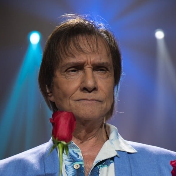 Fãs de Roberto Carlos se aglomeraram em frente ao palco antes do momento recomendado e gritos histéricos tiraram a concentração do cantor