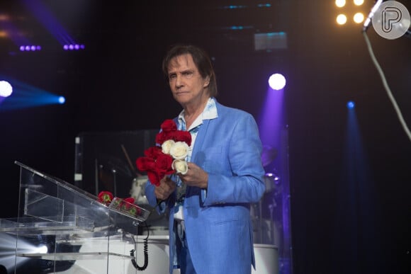 Irritado, Roberto Carlos distribuiu as rosas com nítida má vontade ao final do show