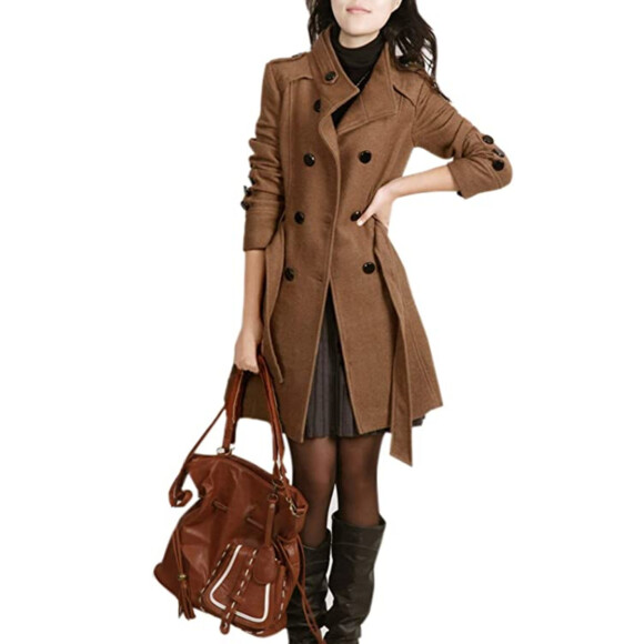 Sobretudo marrom é um casaco feminino versátil. Essa opção da ZumZup está à venda na Amazon