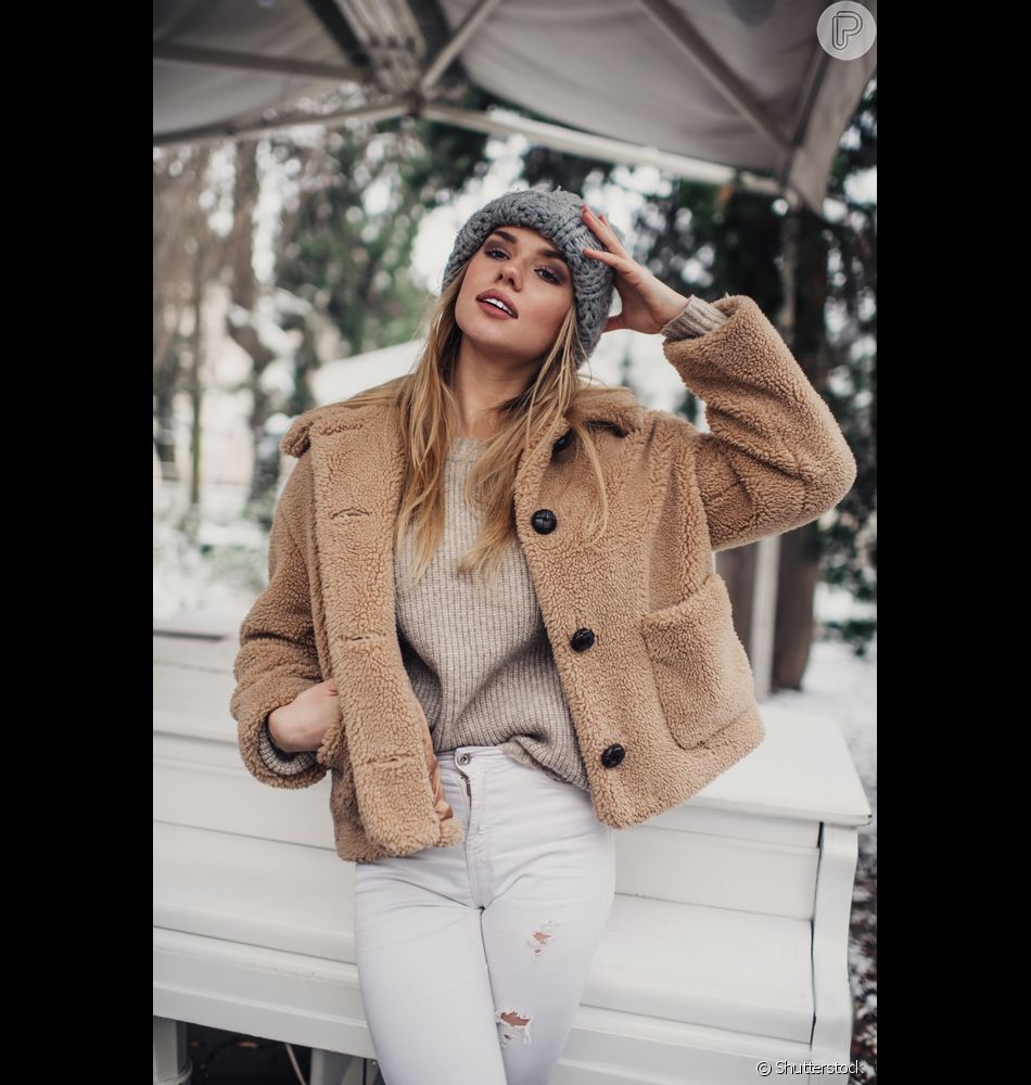 Casaco de inverno tipo teddy tem acabamento peluciado