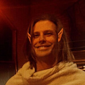 Dado Dolabella celebrou 42 anos com uma festa com a presença da namorada e de um cardápio vegano especial