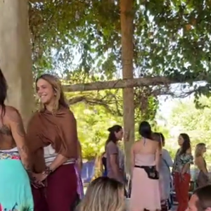 Wanessa Camargo e Dado Dolabella foram filmados em um momento de 'troca de energia' em um festival de meditação