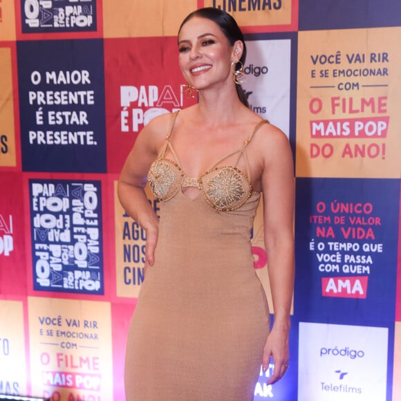 Paolla Oliveira usou vestido mídi com busto bordado e alças finas com regulagem