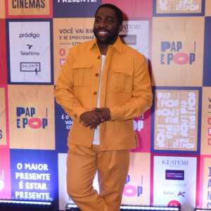 Lázaro Ramos esbanjou estilo ao usar um conjunto de calça e casaco amarelo