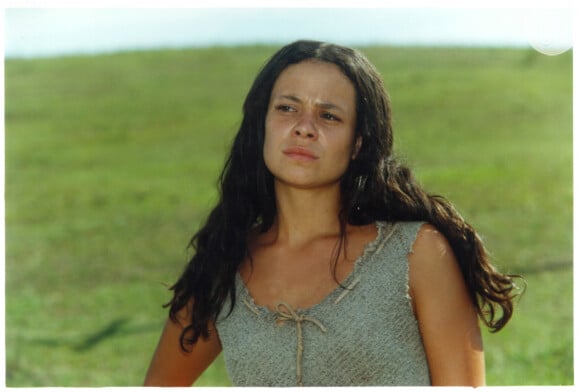 Lindinha (Vanessa Gerbelli) pede beijo a Januário (Taumaturgo Ferreira), na novela 'O Cravo e a Rosa' e termina a história ao lado do matuto