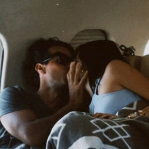 Beijo de Alexandre Negrão e Elisa Zarzur