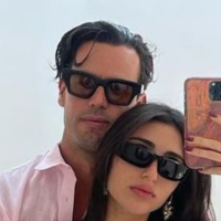 Alexandre Negrão e Elisa Zarzur dão beijão em jatinho e 'esticam' viagem em hotel com diárias de até R$ 24 mil