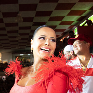 Mesmo na reta final da gravidez, Viviane Araujo faz questão de comparecer aos eventos importantes do Salgueiro