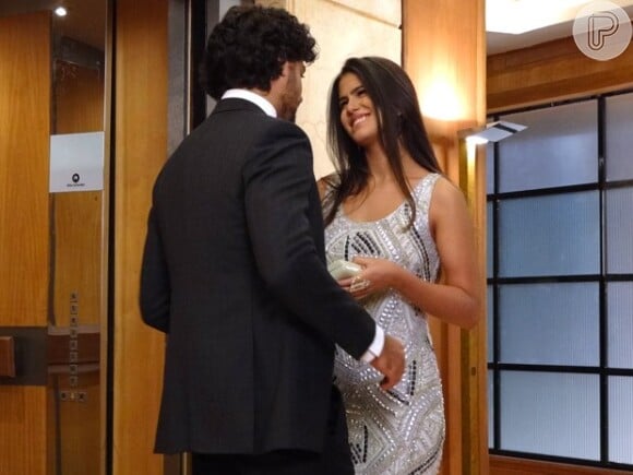 Isadora (Antonia Morais) assume o visual de mulherão para Ronaldo (Jesus Luz) em 'Guerra dos Sexos'. O capítulo vai ao ar em 22 de março de 2013