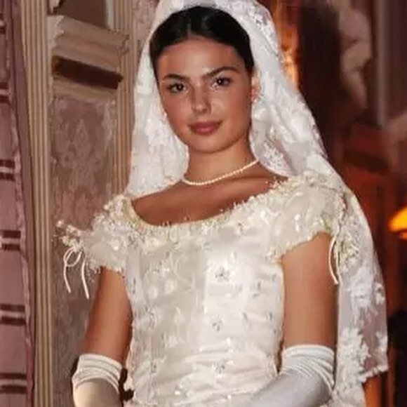 Isis Valverde começou a trabalhar na TV Globo em "Sinhá Moça" (2006)