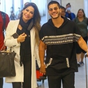 Maíra Cardi relatou mudança no casamento com Arthur Aguiar por ódio na internet