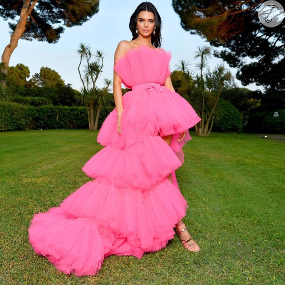 Vestido de festa rosa com babados e muito volume foi aposta de Kylie Jenner