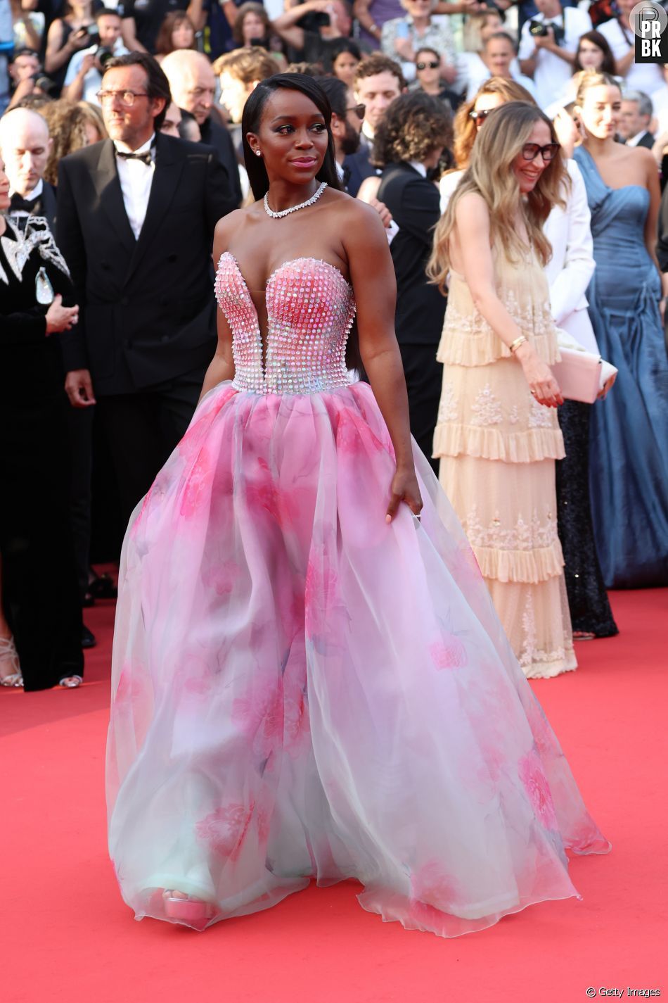 Vestido de festa em rosa com aplicação de cristais foi aposta de Aja Naomi King