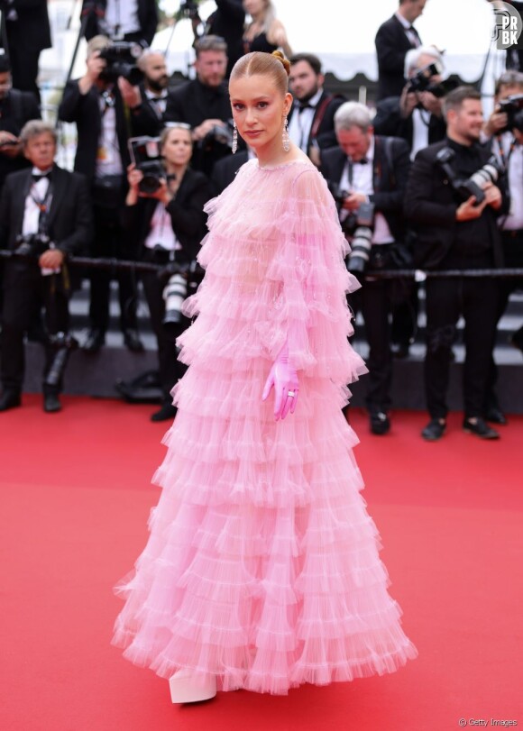 Vestido cor de rosa com babados e luva foi usado por Marina Ruy Barbosa em Cannes