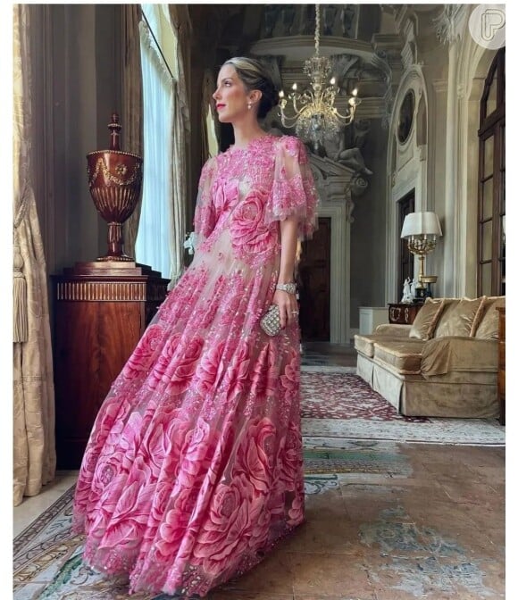Vestido rosa de festa com aplicações florais foi escolha de Tamara Rudge para casamento de Lala Rudge: o look é Dolce & Gabbana