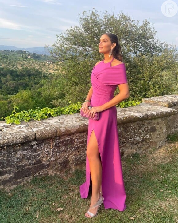 
Rosa em moda festa: quem ama vestido estruturado pode se inspirar nesse look de Marcella Tranchesi para casamento de Lala Rudge

