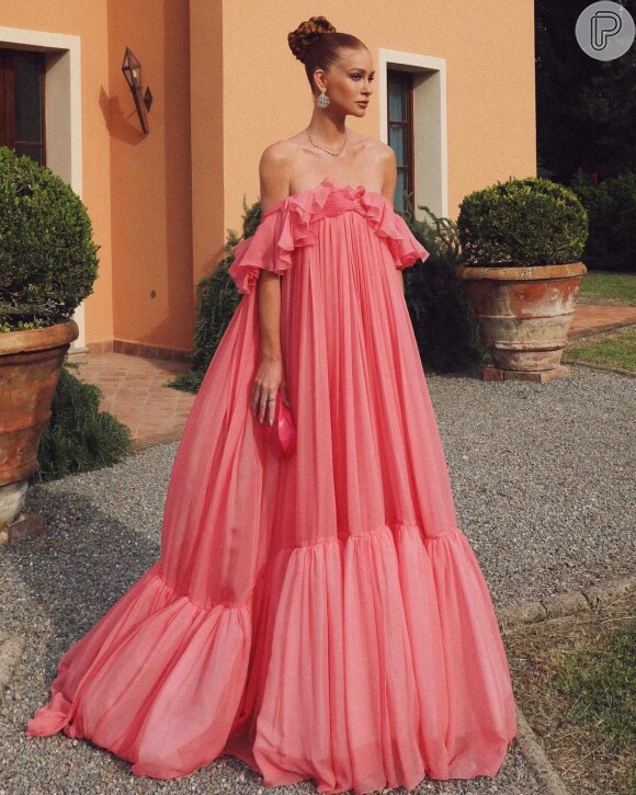 Vestido de festa com muito volume e cor de rosa: Marina Ruy Barbosa apostou nessa peça com design maximalista