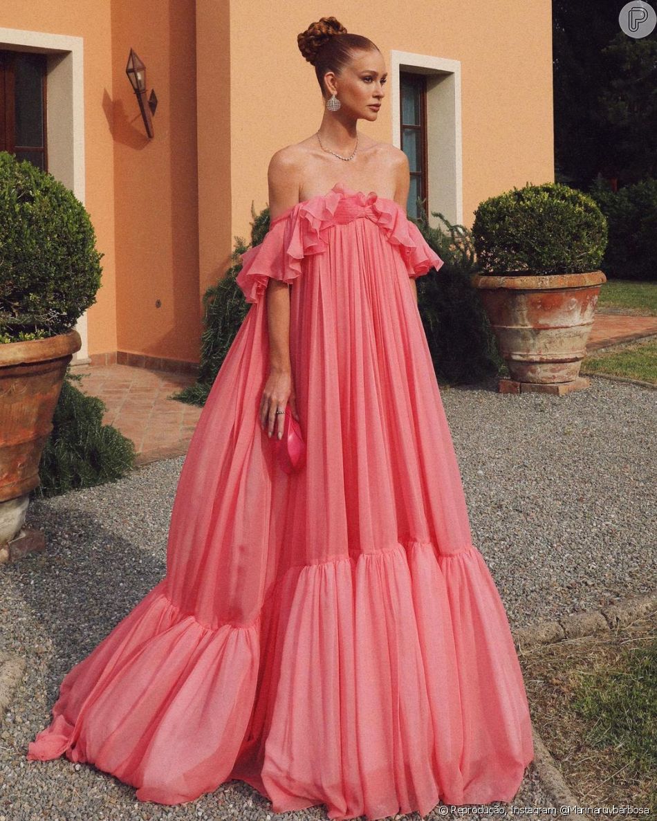 Vestido de festa com muito volume e cor de rosa: Marina Ruy Barbosa apostou nessa peça com design maximalista