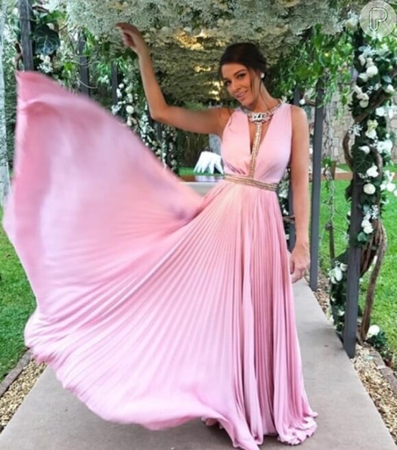 Vestido plissado em rosa foi a escolha da atriz Luma Costa
