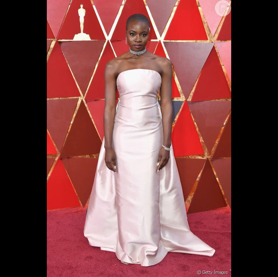Vestido longa rosa bem clarinho e sem alças foi usado pela atriz Danai Gurira