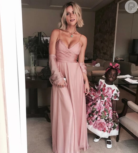 Vestido longo em rosa suave foi a escolha de Giovanna Ewbank como madrinha de casamento