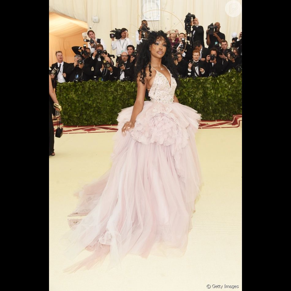 Vestido de festa com brilhos e rosa claríssimo foi a escolha da cantora SZA