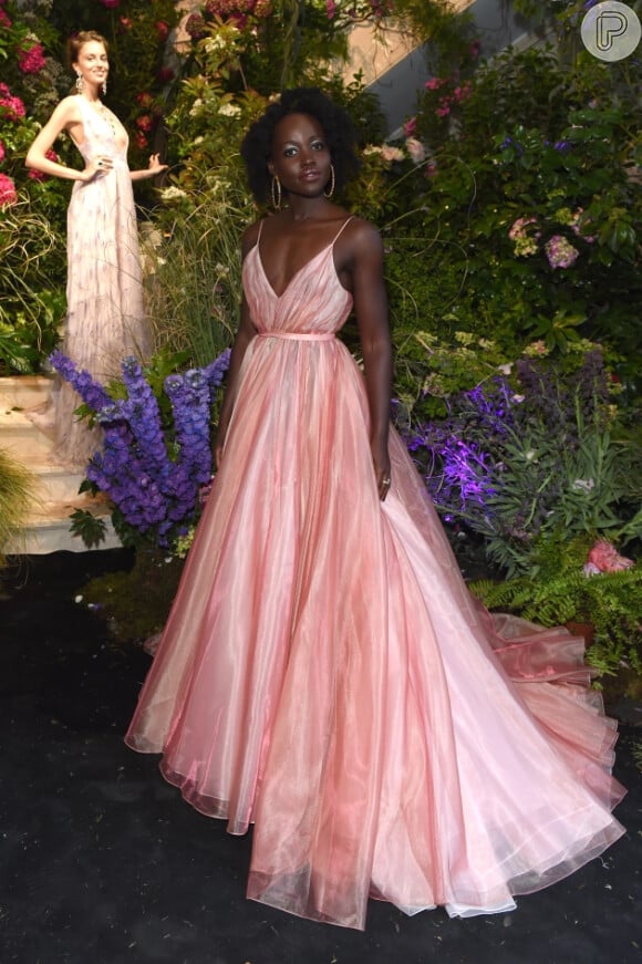 O vestido rosa de festa com camadas e tom suave foi escolhido por Lupita Nyong'o