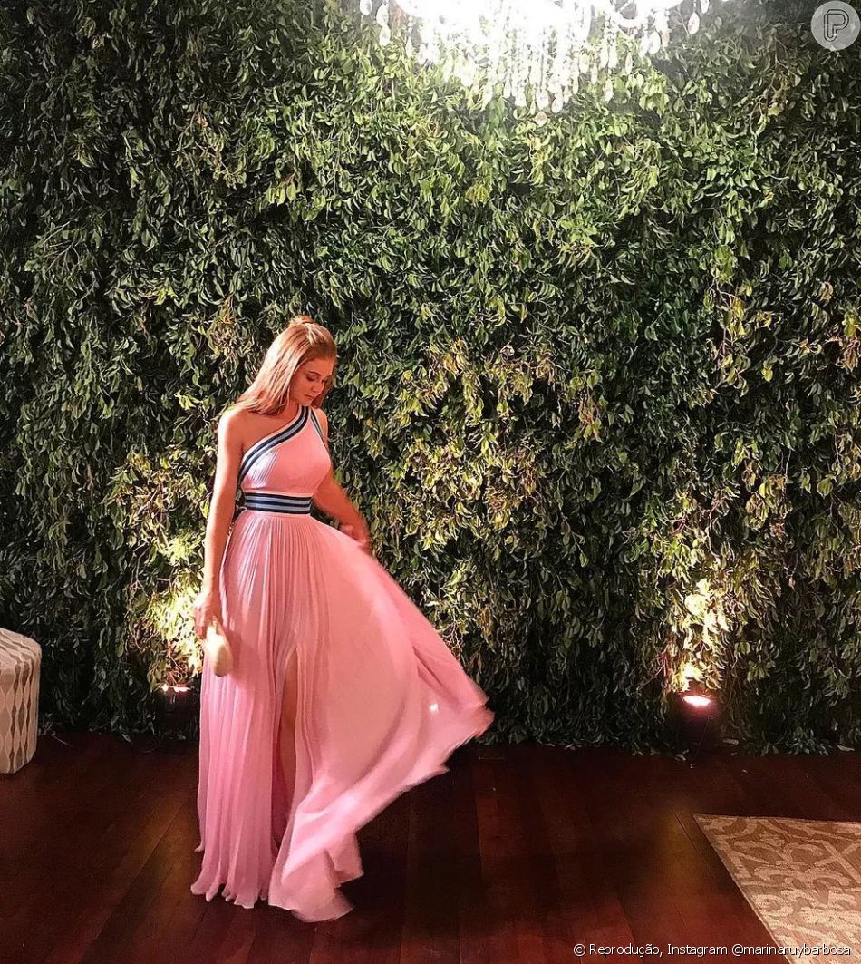 Vestido de festa em rosa e com ombro único foi aposta de Marina Ruy Barbosa