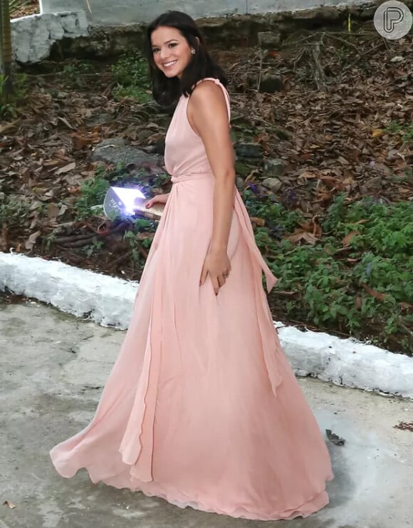 Vestido rosa suave para festa foi escolha de Bruna Marquezine para casamento de amiga