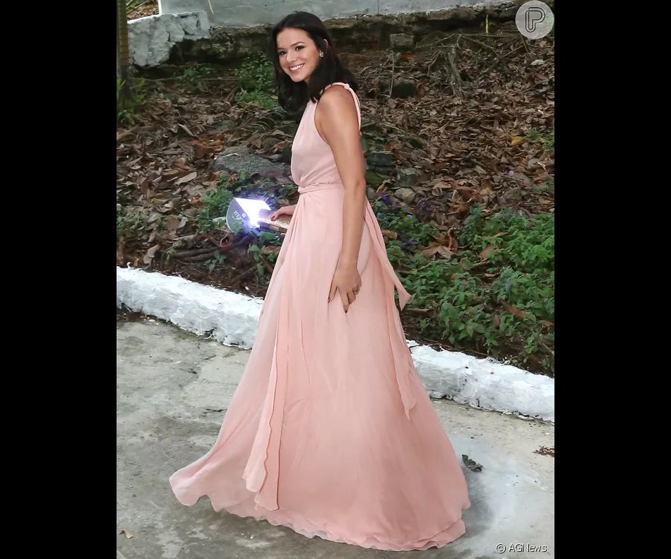 Vestido rosa suave para festa foi escolha de Bruna Marquezine para casamento de amiga