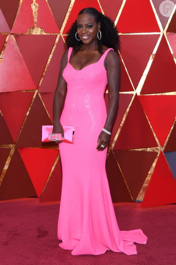 Vestido longo rosa pink com brilho foi usado por Viola Davis no Oscar